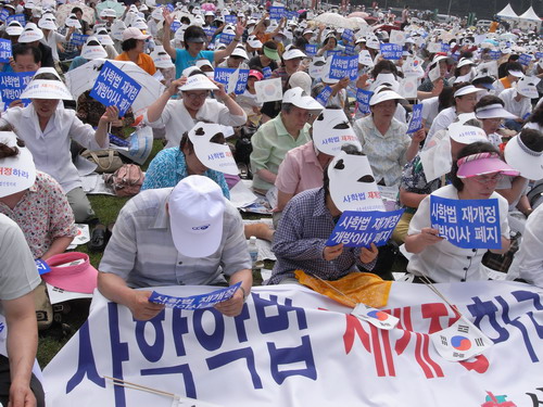 대부분 교회 신도들로 보이는 5000여 명의 참석자들은 일제히 ‘사학법 재개정, 개방이사 폐지’라고 적힌 청색 손 팻말과 태극기를 흔들며 박자를 맞췄다. 